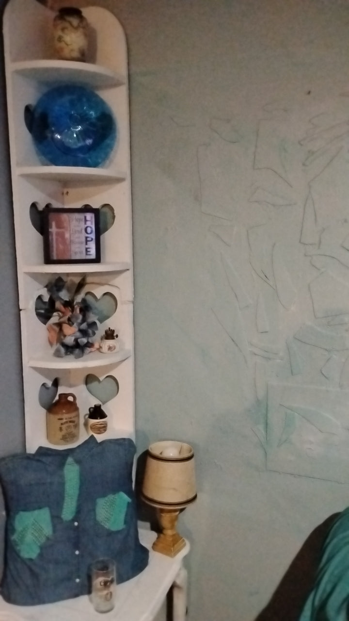 Corner shelf and items for decor